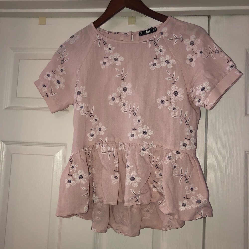 Very nice blouse w/bottom ruffle & light pattern